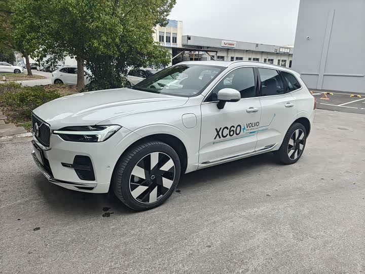 Volvo XC60 Hybrid 2024 T 8 PHEV 4 WD — фото 2