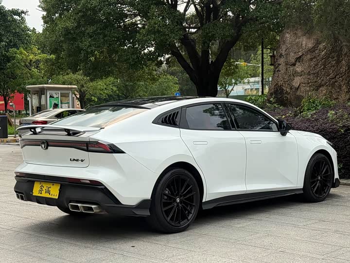 Changan UNI-V 2024 1.5 T Sport — фото 15