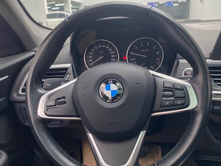 BMW 1-Series 2018 118i Sport — фото 7