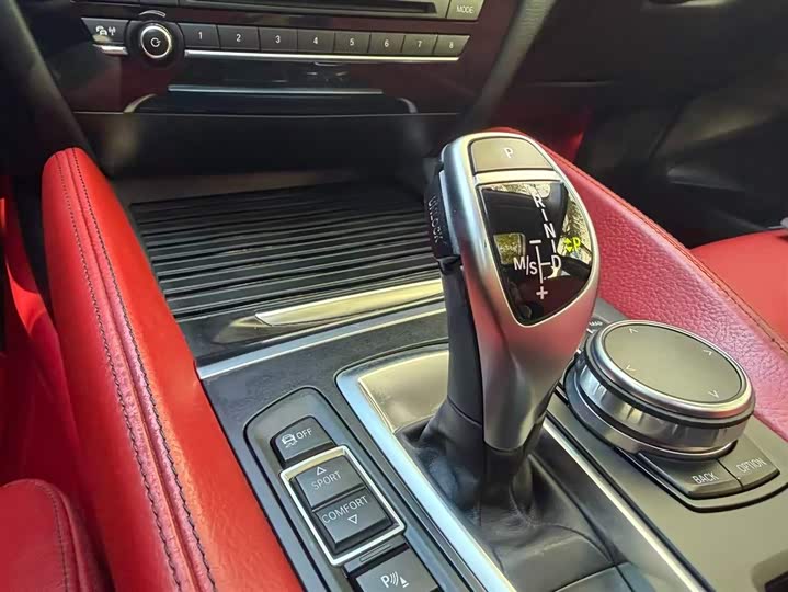 BMW X6 2018 x Drive 35i Leading — фото 17