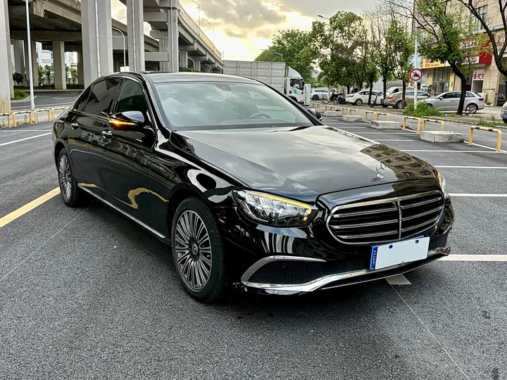 Mercedes-Benz E-Class 2019 E 300 L Luxury — фото 3