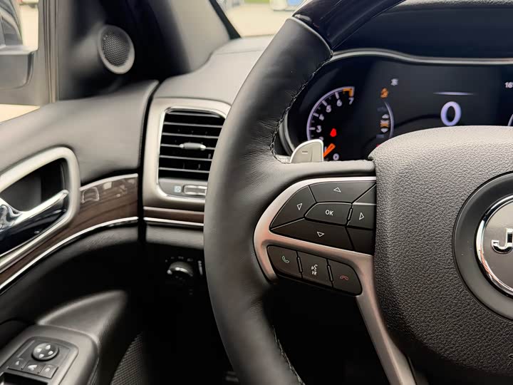 Jeep Grand Cherokee — фото 22