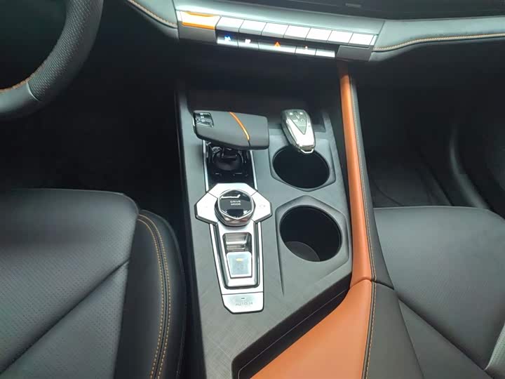 Changan UNI-V 2022 1.5 T Premium — фото 10