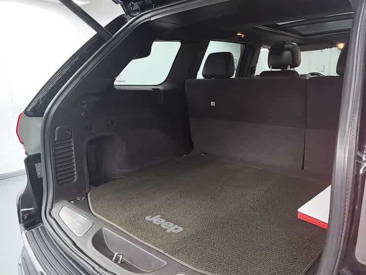 Jeep Grand Cherokee — фото 15