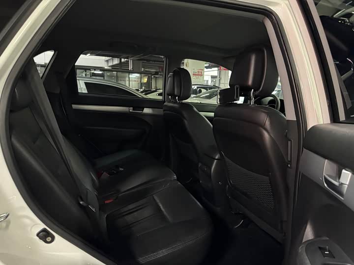 Kia Sorento — фото 10