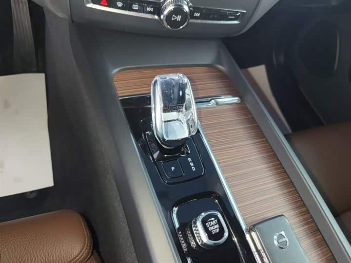 Volvo XC60 Hybrid 2024 T 8 PHEV 4 WD — фото 14