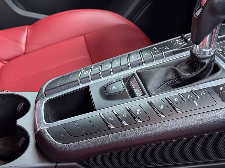Porsche Macan 2018 Macan 2.0 T — фото 19