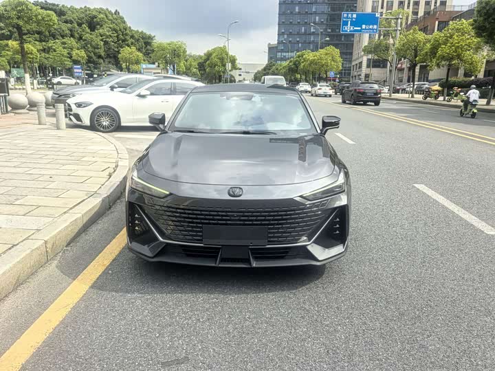Changan UNI-V 2023 1.5 T Premium — фото 2
