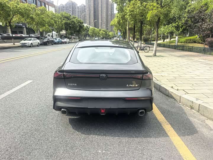 Changan UNI-V 2023 1.5 T Premium — фото 5