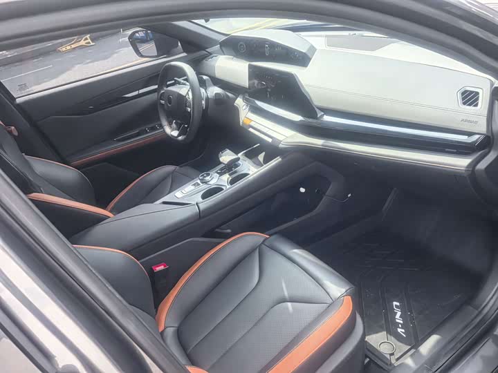 Changan UNI-V 2023 1.5 T Premium — фото 15