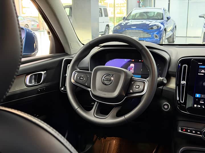 Volvo XC40 2023 B 4 WD — фото 17