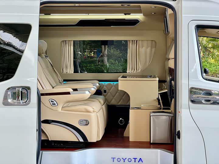 Toyota HIACE 2022 3.5 L AT — фото 7