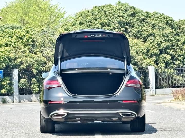 Mercedes-Benz E-Class 2023 E 300 L Luxury — фото 26