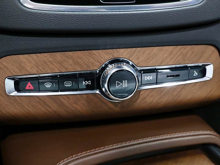 Volvo XC90 2018 T 6 7 — фото 22
