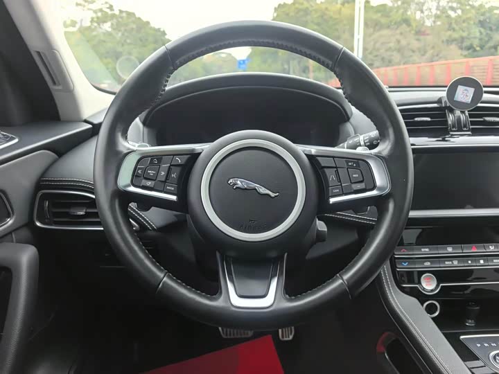Jaguar F-PACE 2020 2.0 T — фото 9