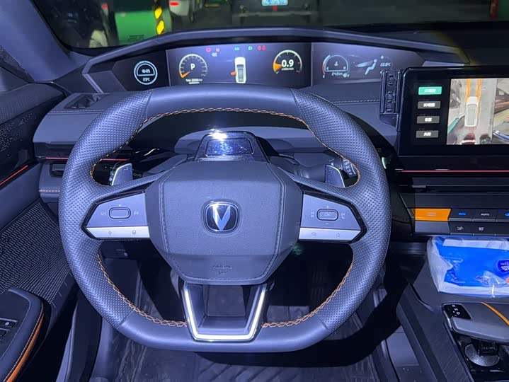 Changan UNI-V 2022 1.5 T Premium — фото 4
