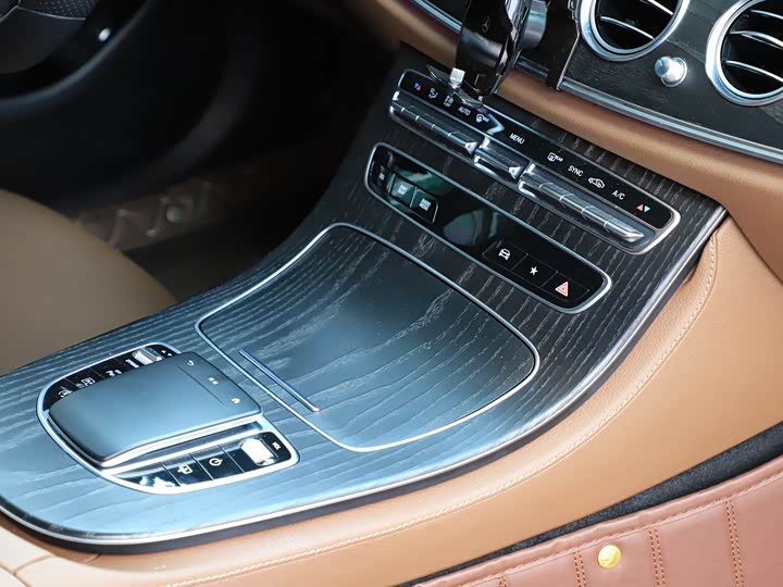 Mercedes-Benz E-Class 2021 E 300 L Luxury — фото 24