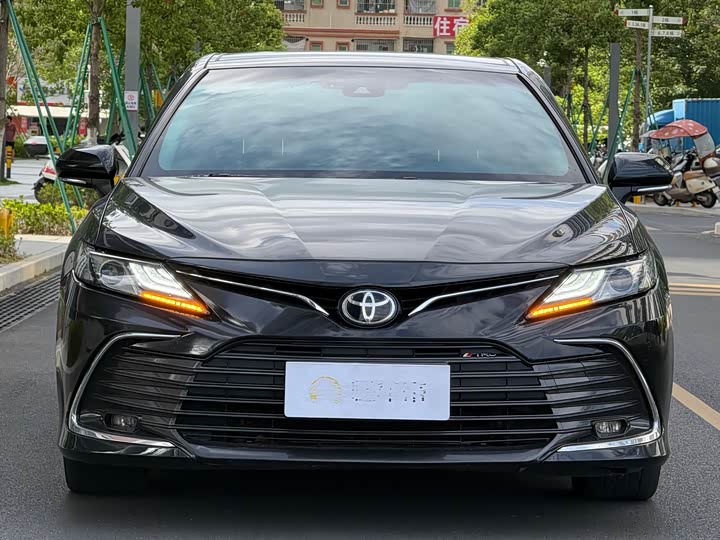 Toyota Camry — фото 2