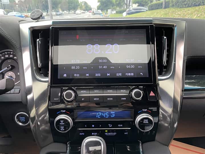 Toyota Alphard — фото 11