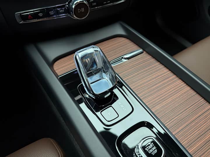 Volvo XC60 2025 B 5 4 WD — фото 15
