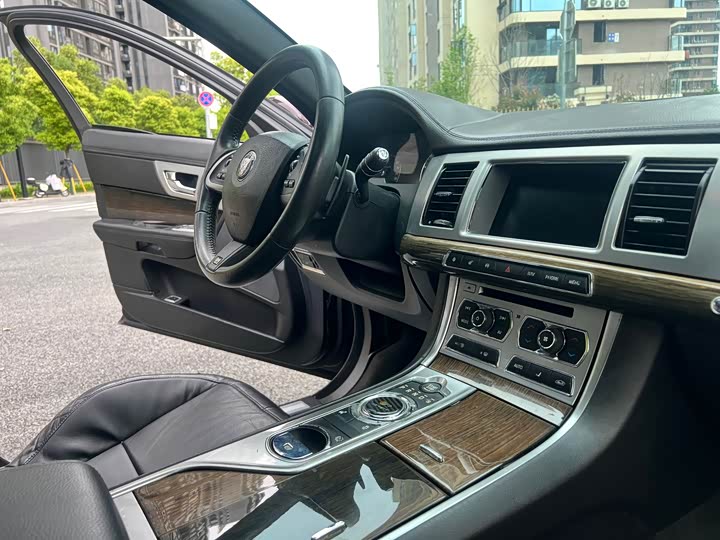 Jaguar XF 2015 XF 3.0 SC R-Sport — фото 12