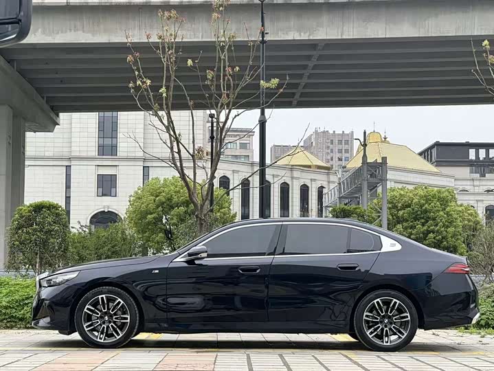 BMW 5-Series 2024 530 Li Leading M — фото 4