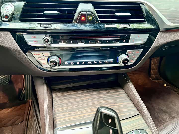 BMW 5 Series рестайлинг 540Li — фото 10