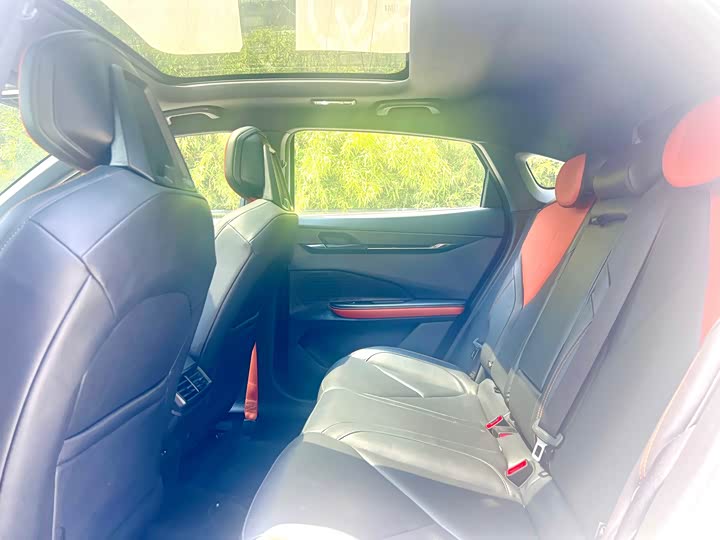 Changan UNI-V 2022 1.5 T Premium — фото 10
