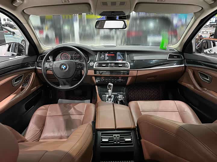 BMW 5 Series 520Li — фото 8