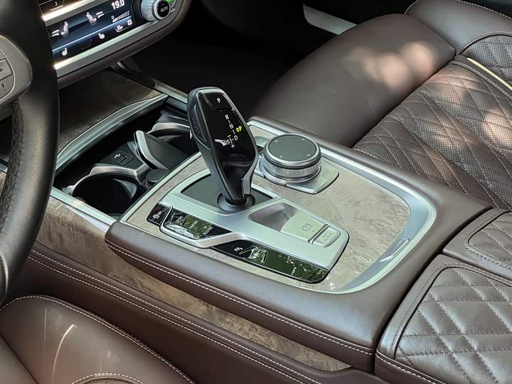 BMW 7 Series — фото 14