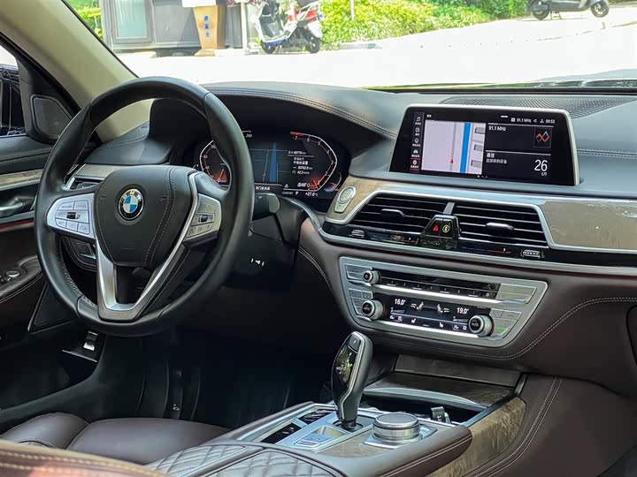 BMW 7 Series — фото 17