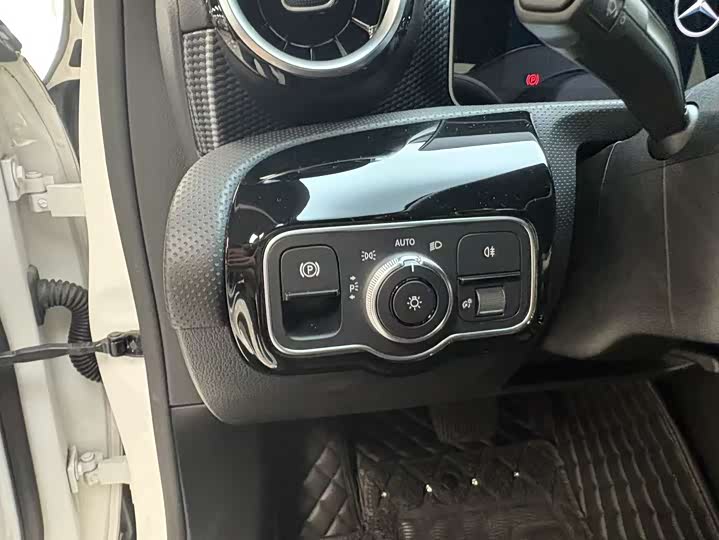 Mercedes-Benz A-Class 2019 A 200 L — фото 13