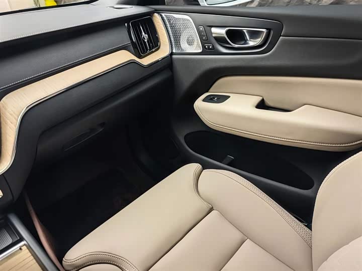 Volvo XC60 2025 B 5 4 WD — фото 17