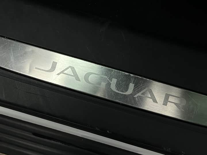 Jaguar F-PACE 2018 2.0 T 2 WD — фото 9