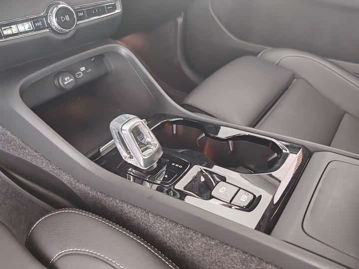 Volvo XC40 2025 B 4 WD — фото 13