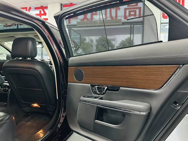 Jaguar XJ 2016 XJL 2.0 T 2 WD — фото 15