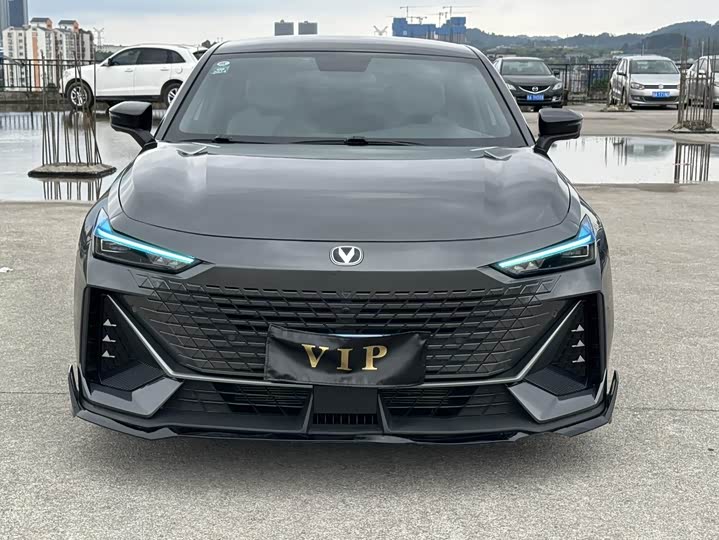 Changan UNI-V 2022 1.5 T Premium — фото 2