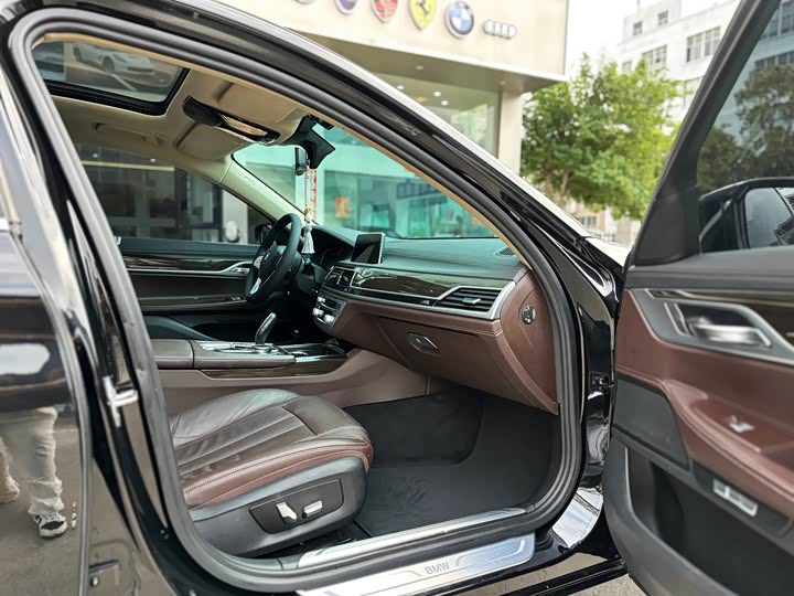 BMW 7 Series 730Li продвинутая — фото 9