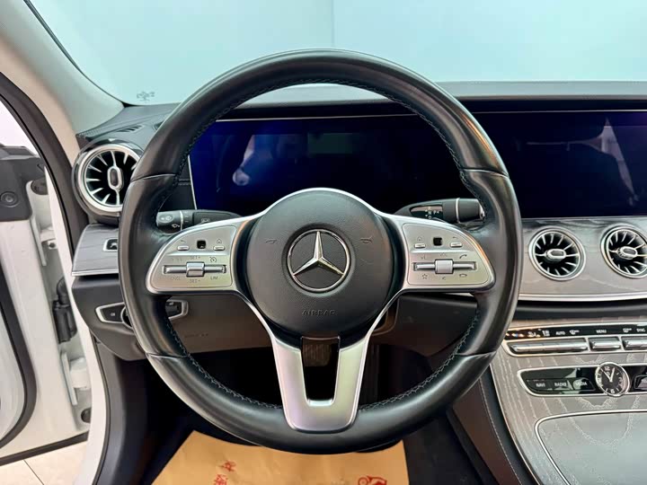 Mercedes-Benz CLS 2018 CLS 300 — фото 17