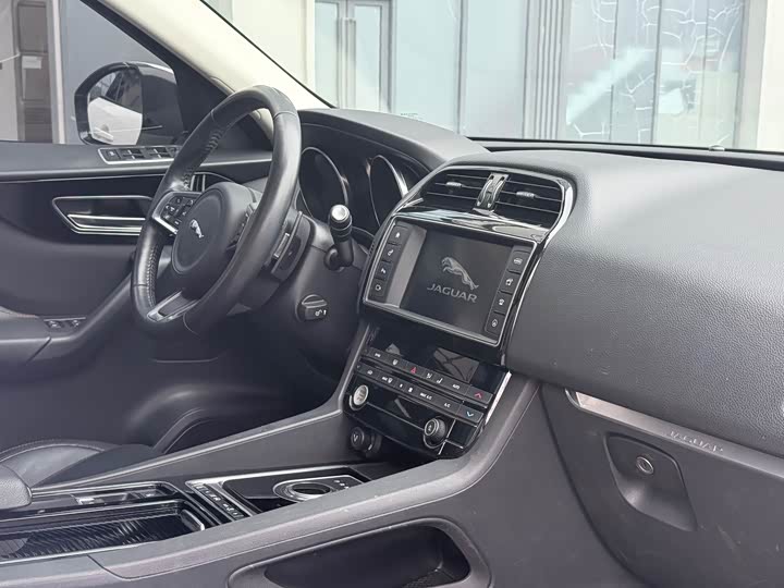 Jaguar F-PACE 2018 2.0 T 4 WD — фото 13