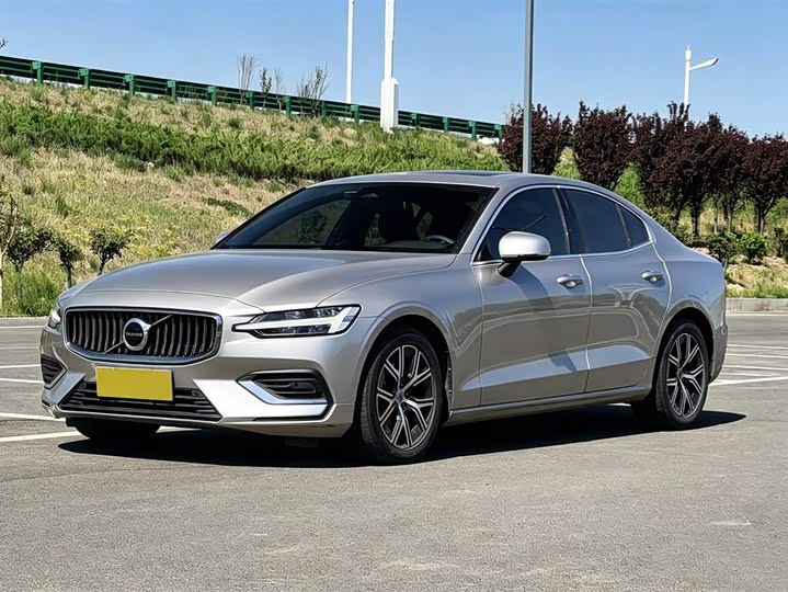 Volvo S60 2023 B 4 — фото 1