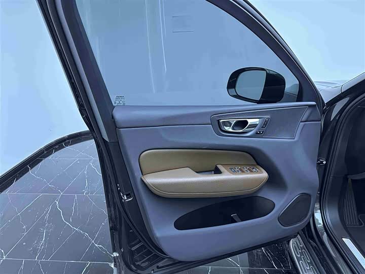 Volvo XC60 2022 B 5 4 WD — фото 17