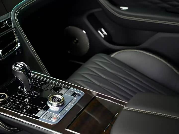 Bentley Flying Spur — фото 6