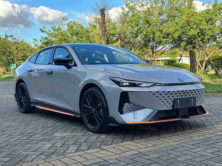 Changan UNI-V 2024 1.5 T Sport — фото 3