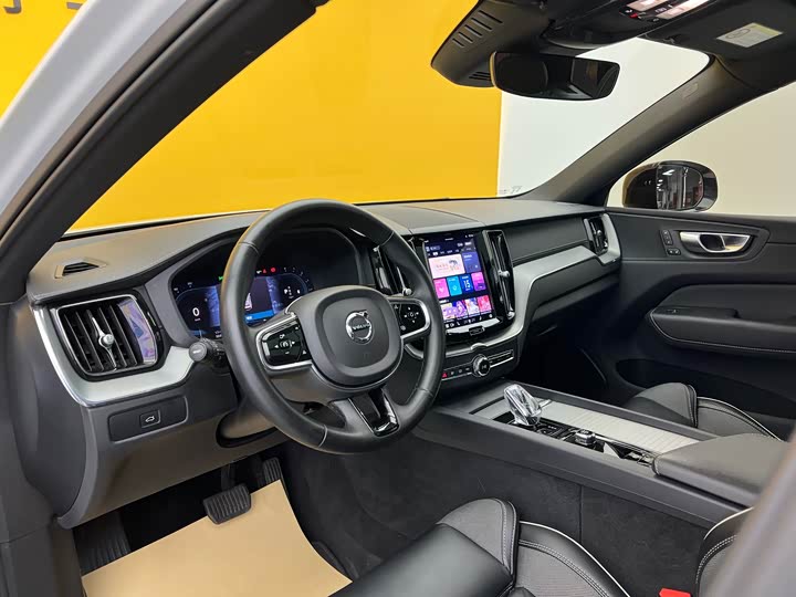 Volvo XC60 2023 B 5 4 WD — фото 4
