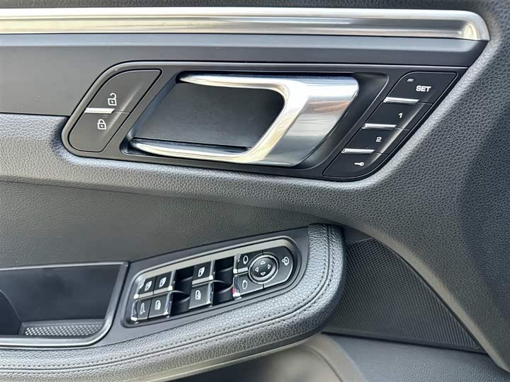 Porsche Macan 2018 Macan 2.0 T — фото 19