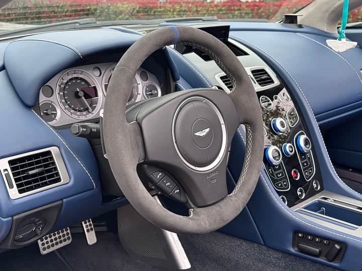 Aston Martin V8 Vantage 2017 4.7 L S — фото 5
