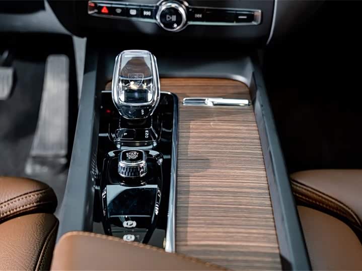 Volvo XC60 Hybrid 2023 T 8 PHEV 4 WD — фото 16