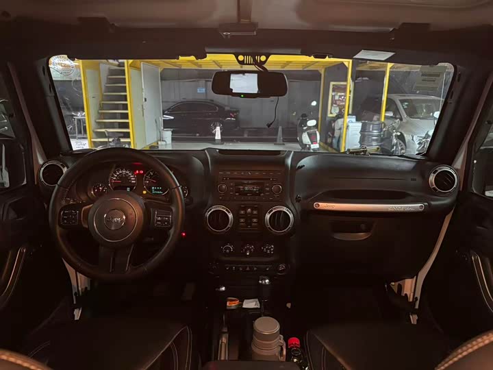Jeep Wrangler — фото 10