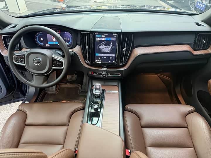 Volvo XC60 2025 B 5 4 WD — фото 12
